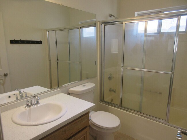 Building Photo - Wonderful townhouse on Glenoaks!