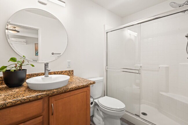 Building Photo - 3BR/2BA Condo with Vaulted Ceilings, Close Proximity to UCSD and Medical Centers! Available APRIL...
