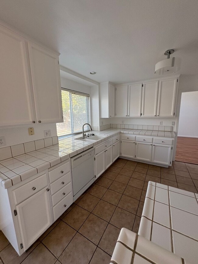 Building Photo - Spacious 4 bed/3 bath in Elk Grove 95624 M...