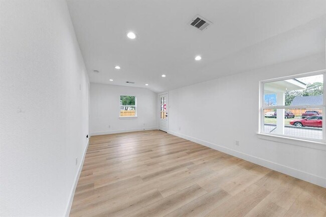 Building Photo - 5610 Chapman St