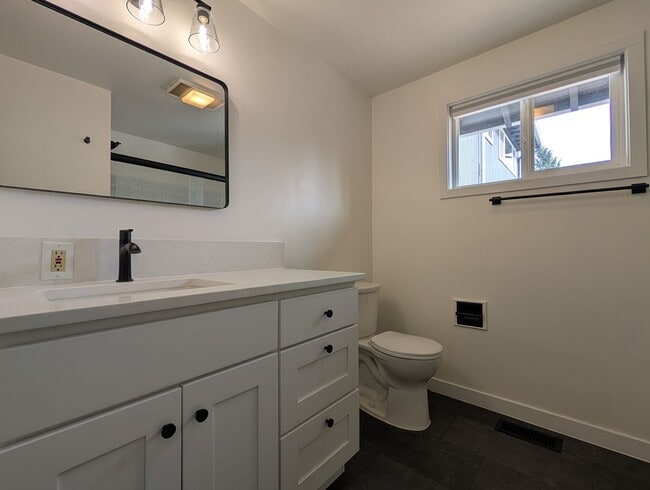 Building Photo - updated 4bed/2bath duplex near Oakway Rd