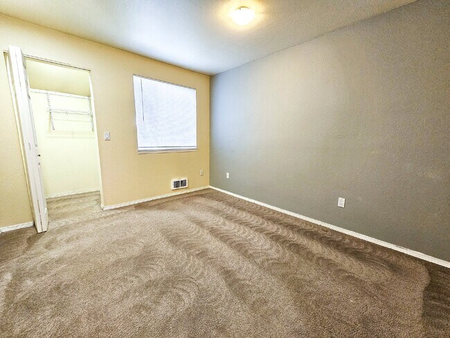 Building Photo - Coming Soon! Cozy top floor 2 Bed, 2 Bath ...