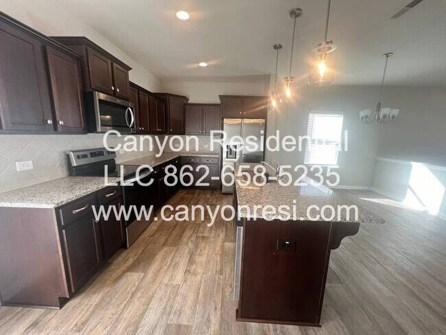 Building Photo - Beautiful 3 Bedroom 2.5 bath in well sough...