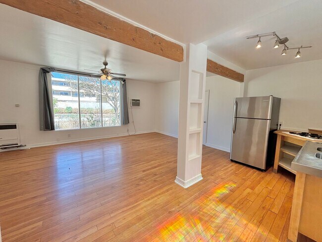 Building Photo - 256 W Valencia Ave