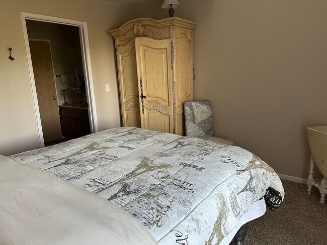 Building Photo - Unique fully furnished one bedroom condo i...