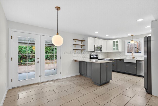 Building Photo - Charming West Linn Home with Stunning Mt. ...