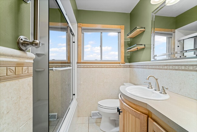 Building Photo - 421 N Elm St