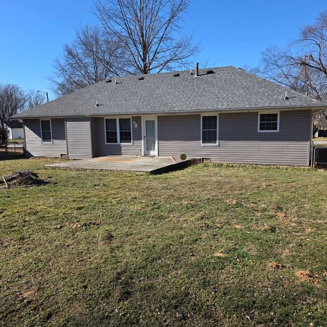Building Photo - Great 3 bed 1.5 bath house in South Springfield