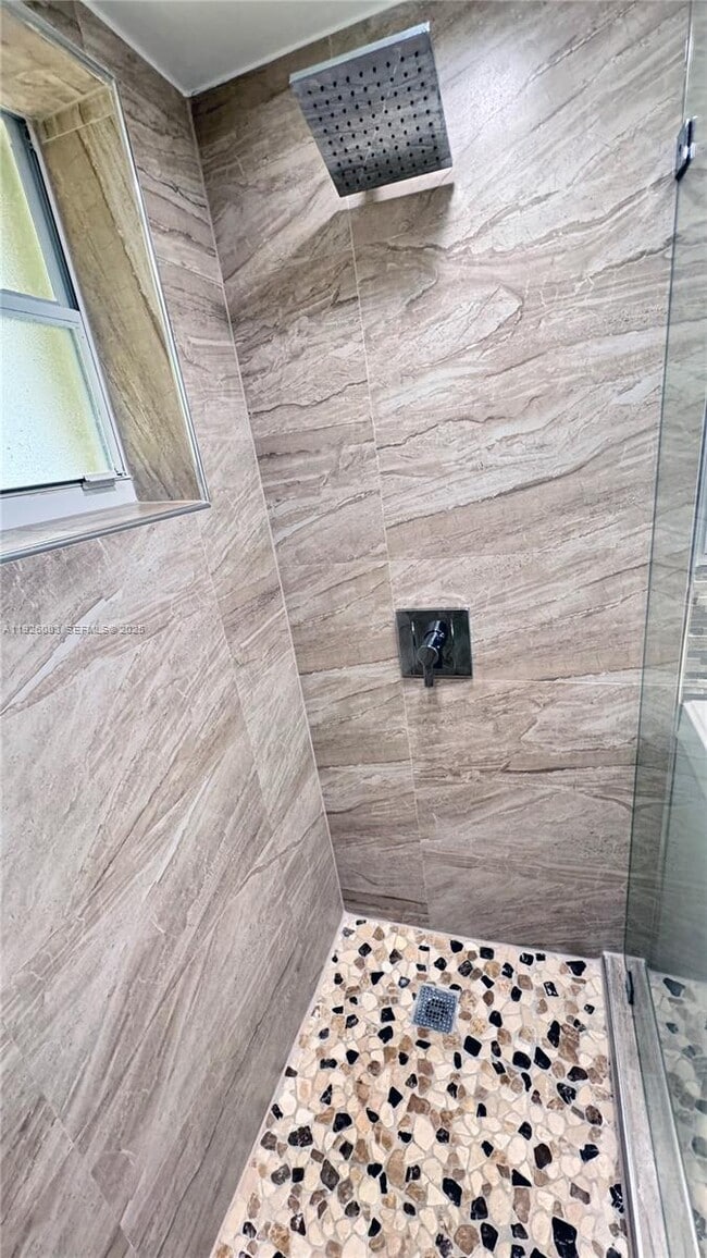 Building Photo - 1400 N 70th Way