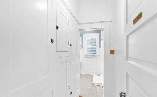 Building Photo - 608 W Hopkins St