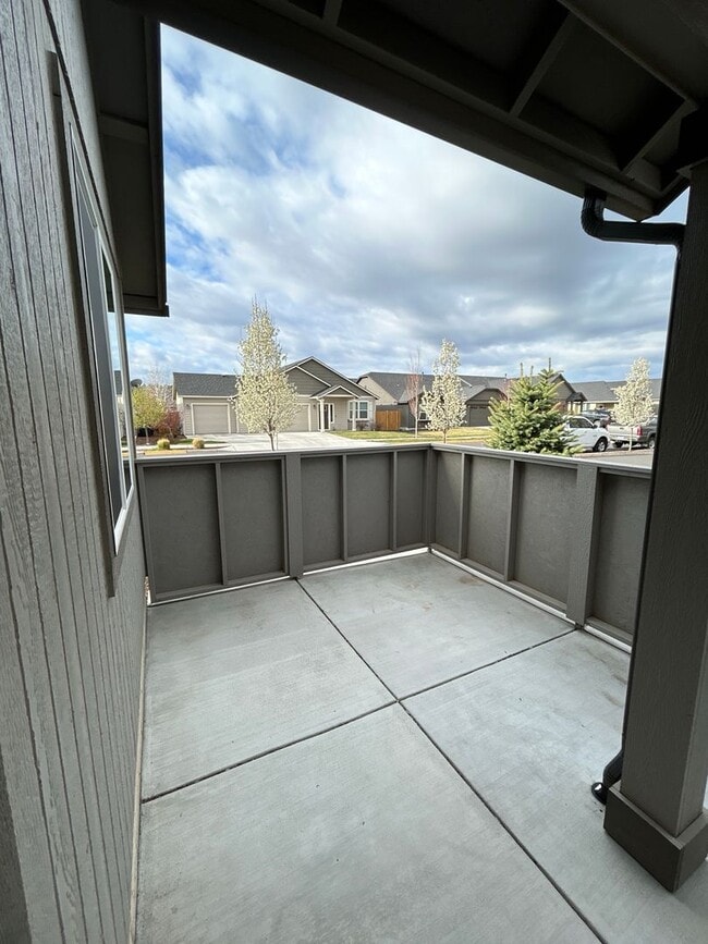 Building Photo - 2 Bedroom / 1 Bathroom Cottage is SW Redmond