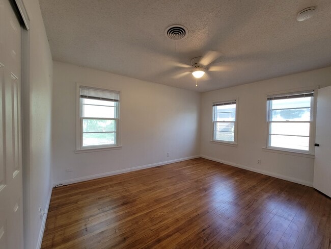 Building Photo - 2025 Mountainview Dr