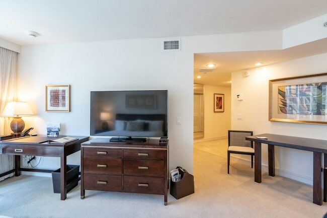 Building Photo - 223 Saratoga Rd