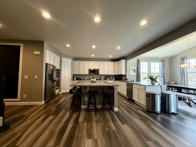 Building Photo - Spacious 5-Bedroom home with beautiful Vie...