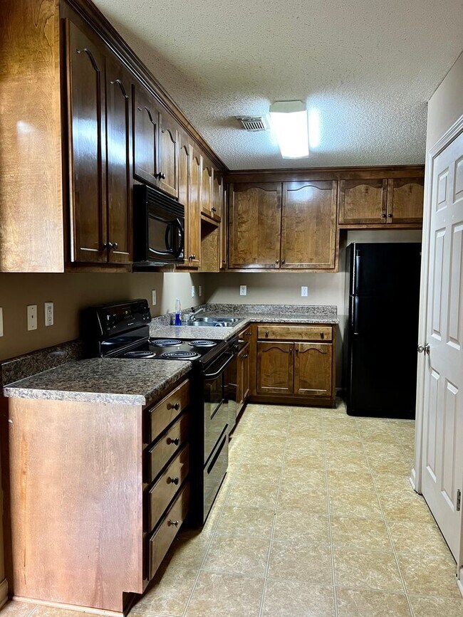 Building Photo - Home in Cottondale! Available to View Now!!!