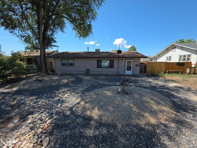 Building Photo - 1355 Elm Ave