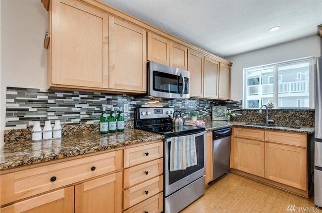 Building Photo - Modern Updated large Bellevue 2bd 2bath Condo!