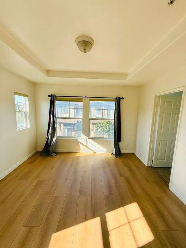 Building Photo - Remodelled 4 Bedroom Townhome for Lease in...