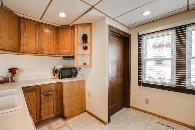 Building Photo - 3 Bed | 1 Bath in the Heart of NE Minneapo...