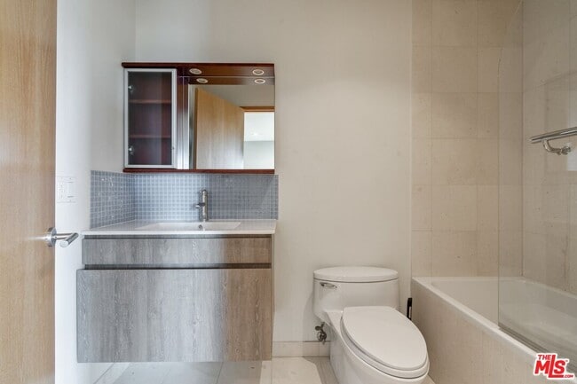 Building Photo - 8614 Hollywood Blvd