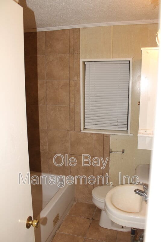 Building Photo - 2305-A Hillwood Dr S