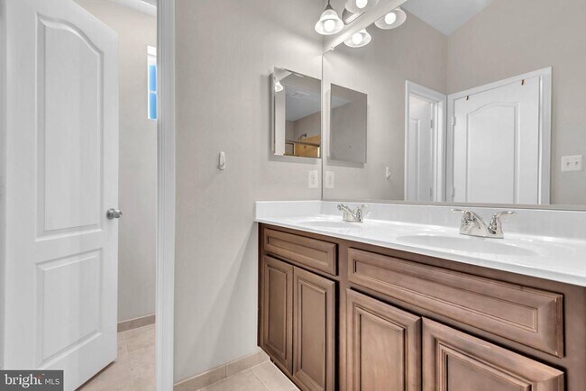 Building Photo - 617 S Cherry Grove Ave