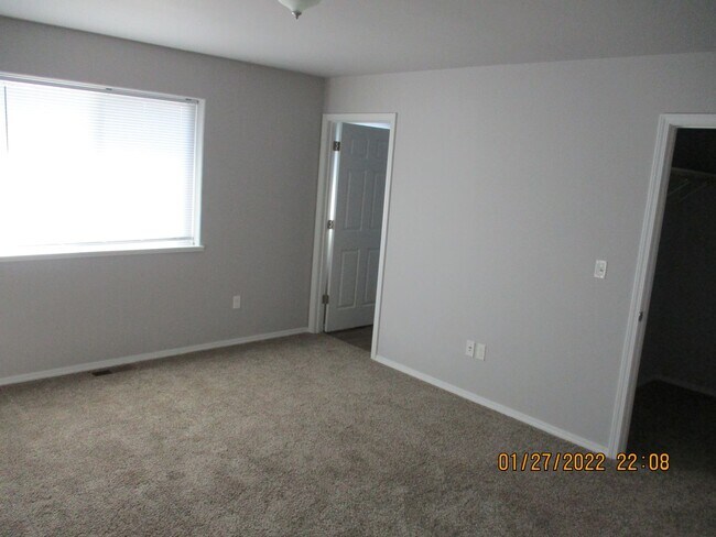 Building Photo - Beautifully remodeled 3 bed, 3 bath Duplex