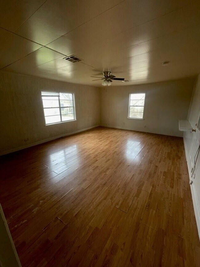 Building Photo - Updated La Vega ISD Home