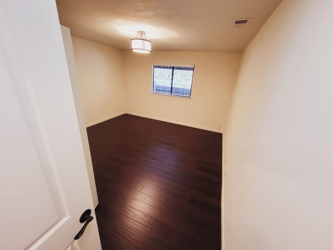 Building Photo - 1033 Meadow Way