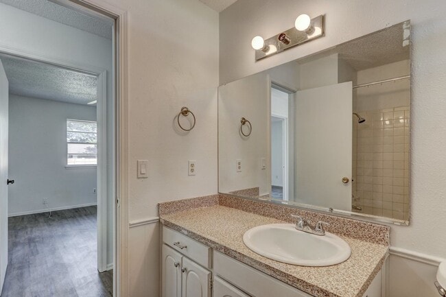 Building Photo - Cozy & Stylish Living Near ESA Park with F...