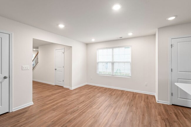 Building Photo - Move-in Ready 5 Bedroom Home!