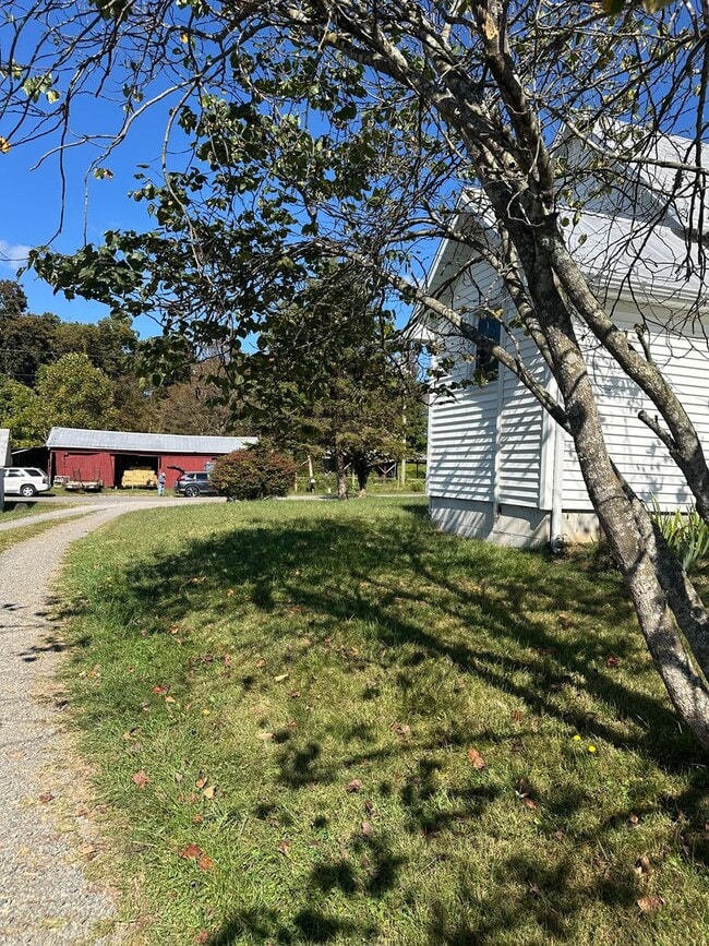 Building Photo - 4 Bedroom, 2 Bath farm house out in the Co...