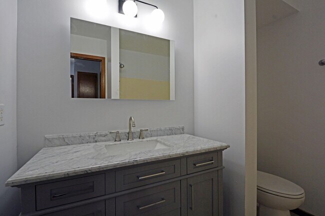 Building Photo - Beautifully Updated 3-Bed 2-Bath Home in Eden Prairie!