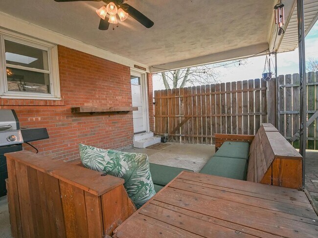 Building Photo - Large Corner Lot