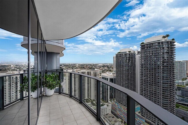 Building Photo - 1000 Brickell Plaza