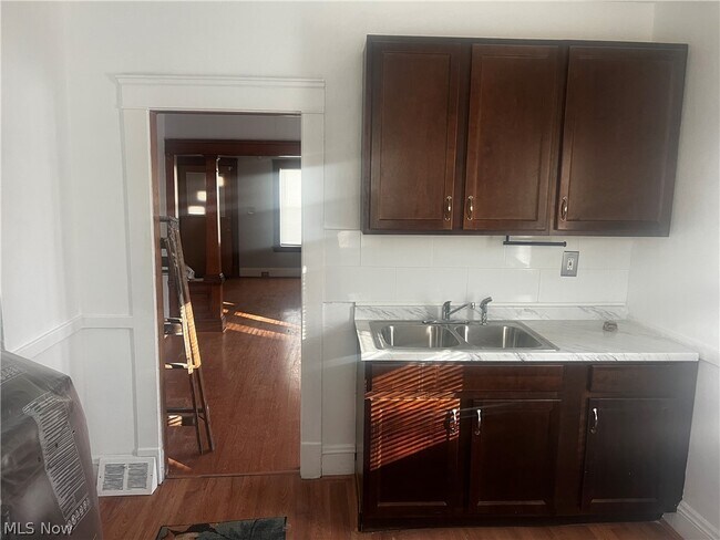 Building Photo - 14208 Kingsford Ave