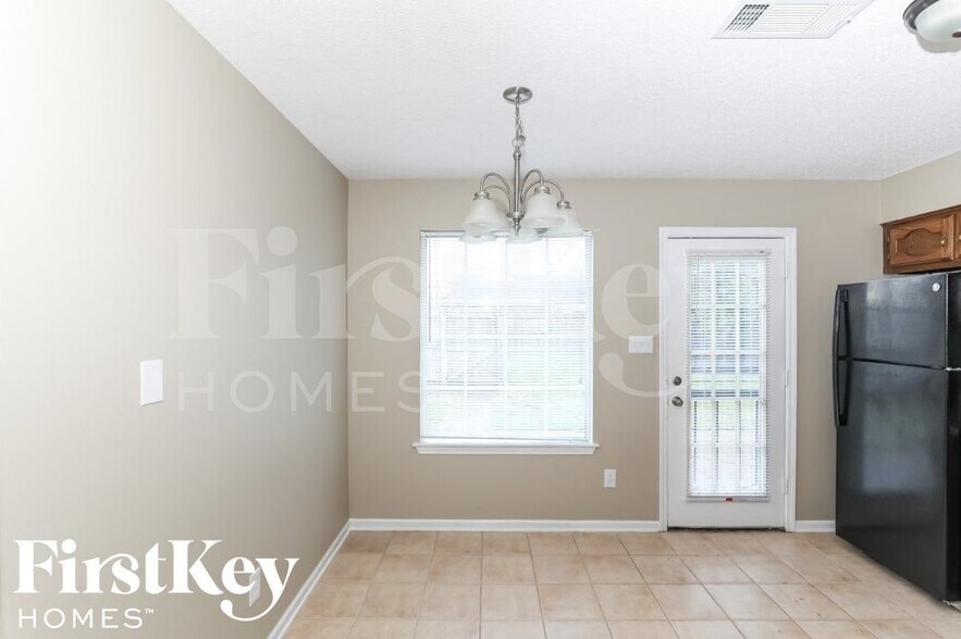 Building Photo - 8491 Highland Glen Cir N