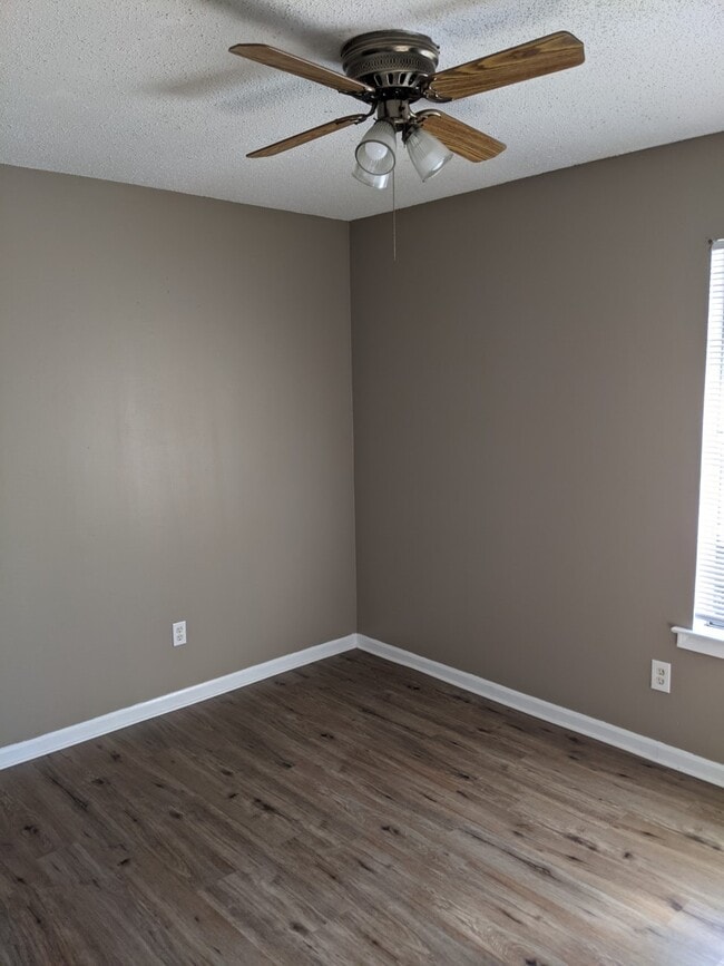 Building Photo - 2203 Glen Haven Dr