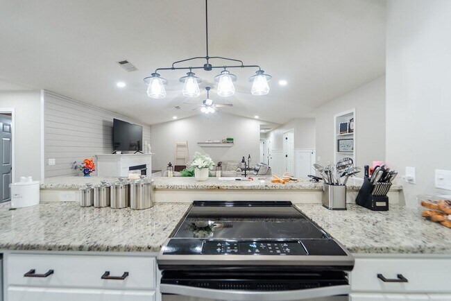 Building Photo - Charming 4 bedroom, 3 bathroom with lots of outdoor living space.