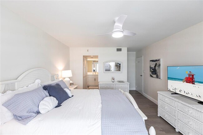 Building Photo - 1055 W Peppertree Dr