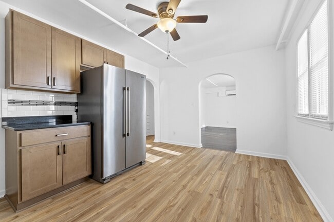 Building Photo - 2964 W Jefferson Ave