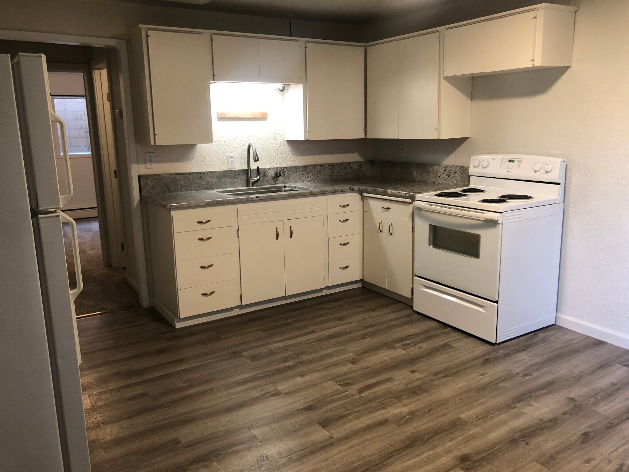 Building Photo - 1265 NE Hillside Dr