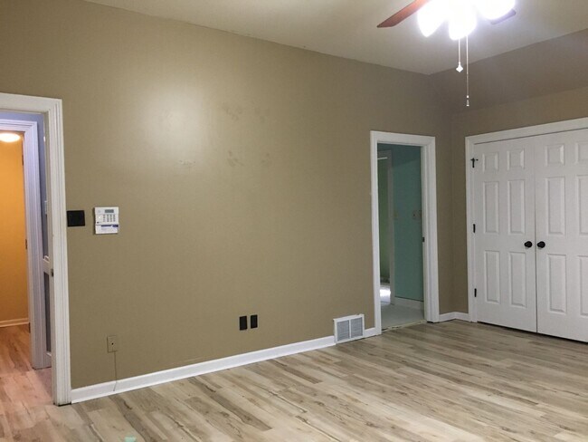 Building Photo - Midtown 2 story condo in Belleair Woods. Over 1200 sq ft of living space! Fenced in back yard! Pe...
