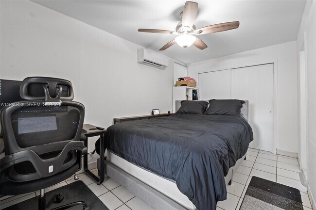 Building Photo - 2453 SW 17th St