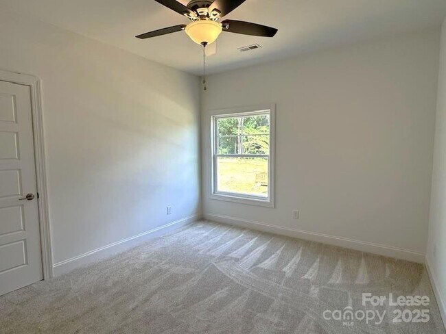 Building Photo - 8070 Blackwood Rd