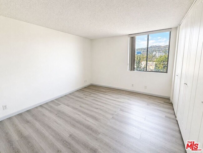 Building Photo - 100 S Doheny Dr