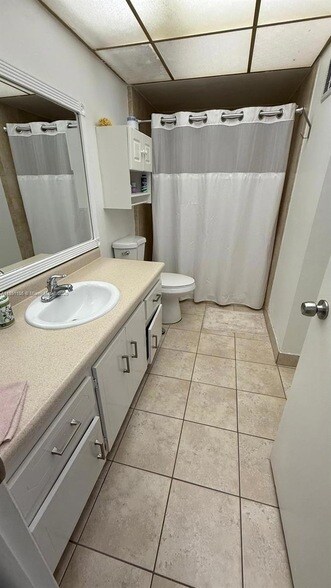 Building Photo - 140 Lakeview Dr