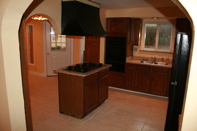 Kitchen - 1232 Montrose Ave