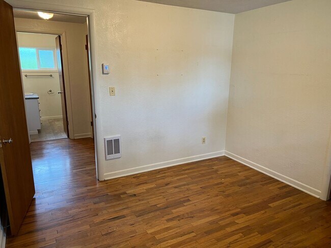 Building Photo - 3 bedroom 1 bathroom single level home!
