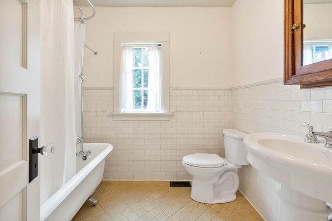 Building Photo - $300 off 1st month! Beautiful 2-bdrm/1-bat...